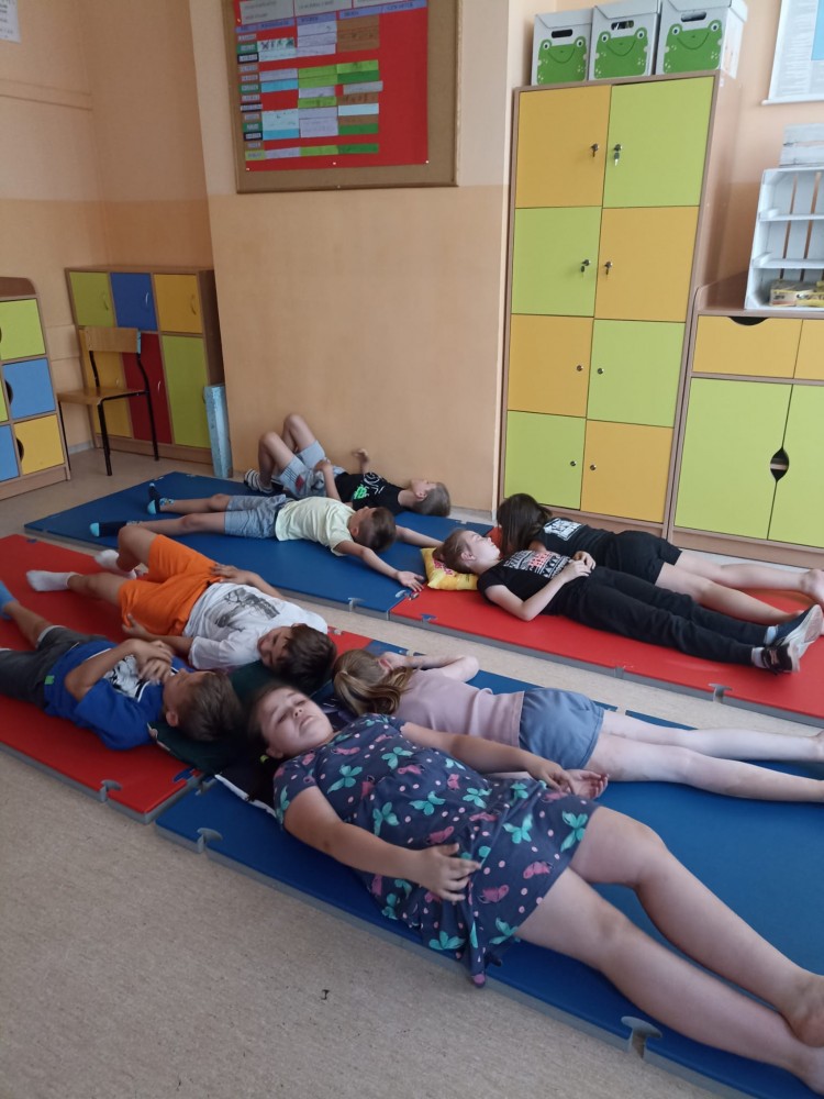 Zdjęcie przedstawia uczniów klasy drugiej podczas zajęć relaksacji i uważności