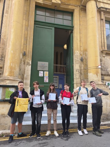 Uczniowie naszej szkoły przed szkołą partnerską na Malcie prezentujący materiały promujące miasto Rybnik 