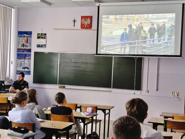 Policjant przeprowadza lekcję